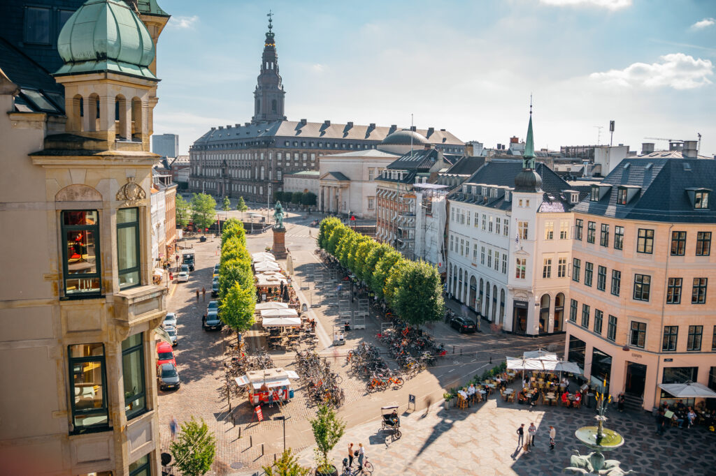 Blick auf Einkaufsstraße Strøget und Schloss Christiansborg in Kopenhagen – Inspiration für Coaching und Retreats außerhalb des Alltags